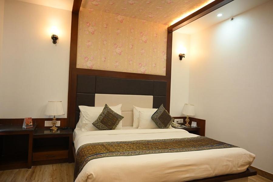 Square Inn Hotel,Varanasi Exterior photo