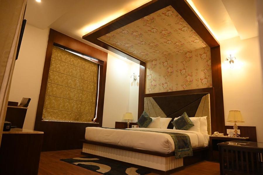 Square Inn Hotel,Varanasi Exterior photo